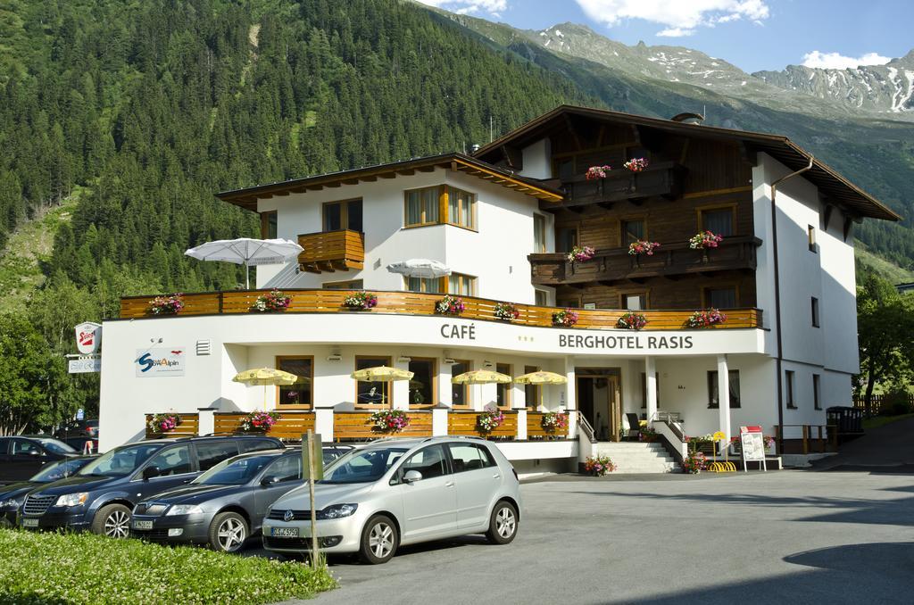 Berghotel Rasis Galtuer Exterior photo