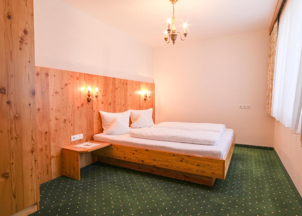 Berghotel Rasis Galtuer Exterior photo